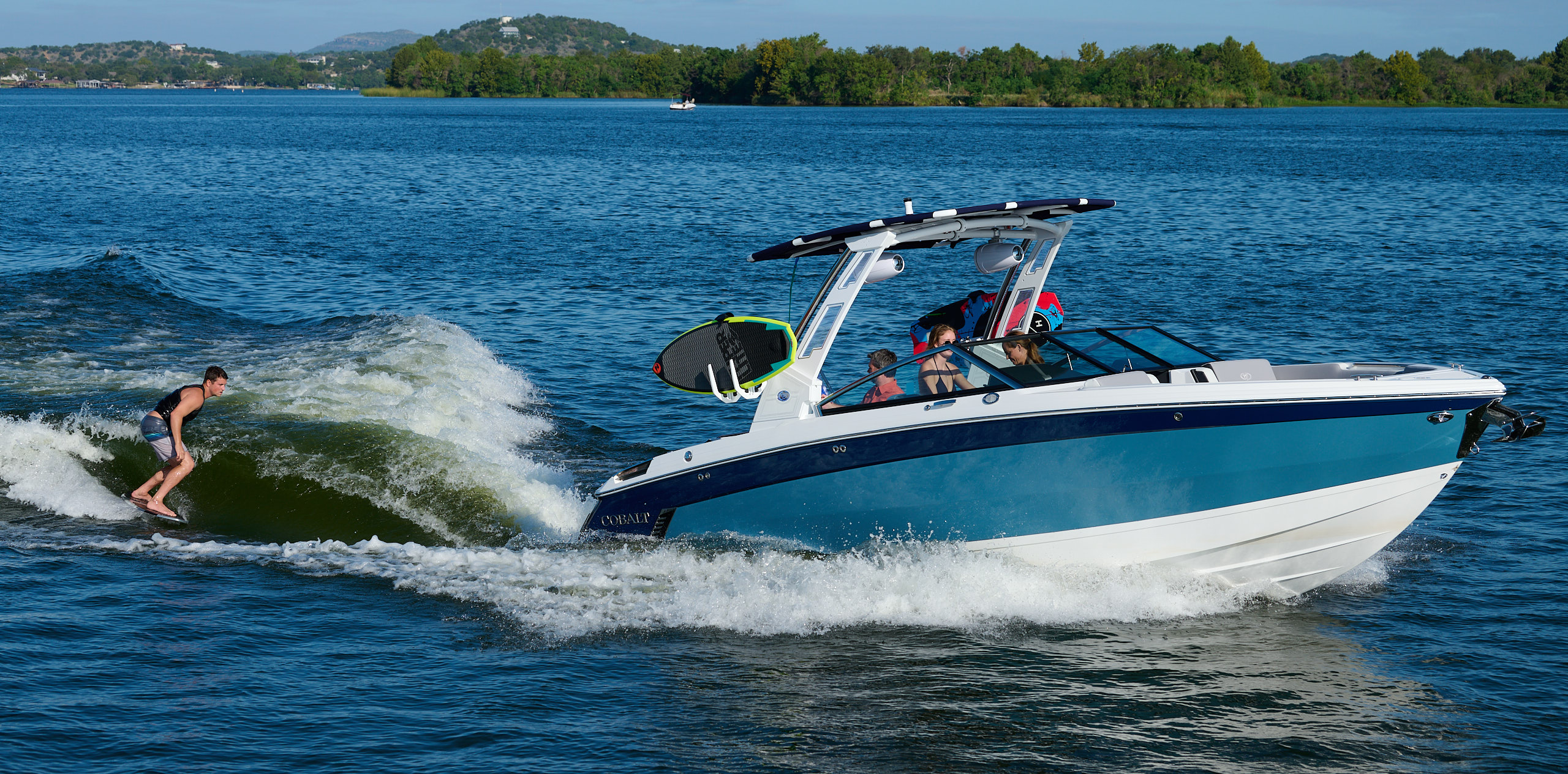 Cobalt R8 Surf wake surfing